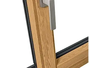 Détail de poignée de fenêtre PVC finition bois, quincaillerie discrète et design épuré