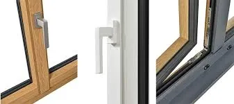 Fenêtre PVC avec ouvrant intérieur, poignée blanche et finition imitation bois, profil fin pour luminosité optimale