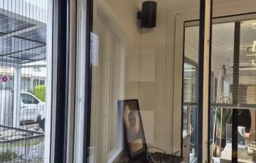 Baie vitrée PVC intérieure avec ouvrants coulissants, intégrée à un espace de vie moderne