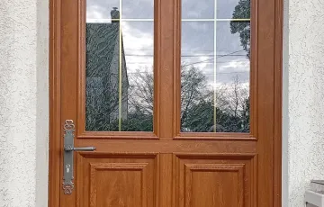 Porte d’entrée PVC imitation bois avec vitrage à petits carreaux, style traditionnel pour maison individuelle