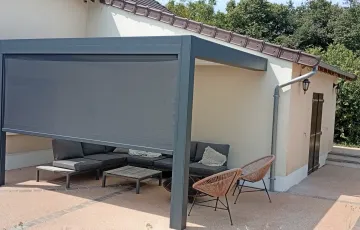 Pergola aluminium avec store latéral fermé, protection solaire pour espace terrasse